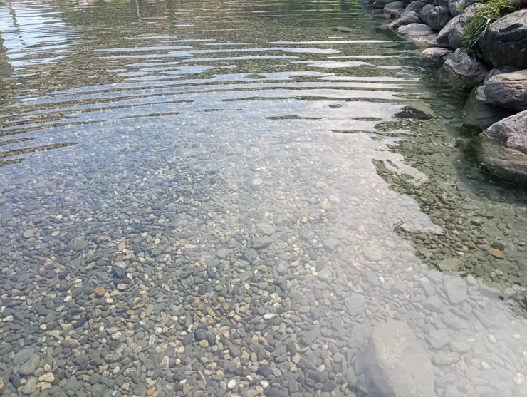 水溫14-16度，光是泡腳就有消暑感覺