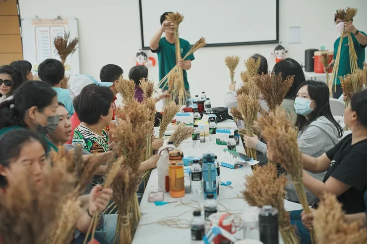 行程融入手作體驗與食農教育，民眾體驗手綁高粱掃把，深具環保及文化特色。圖/金門縣農業試驗所提供