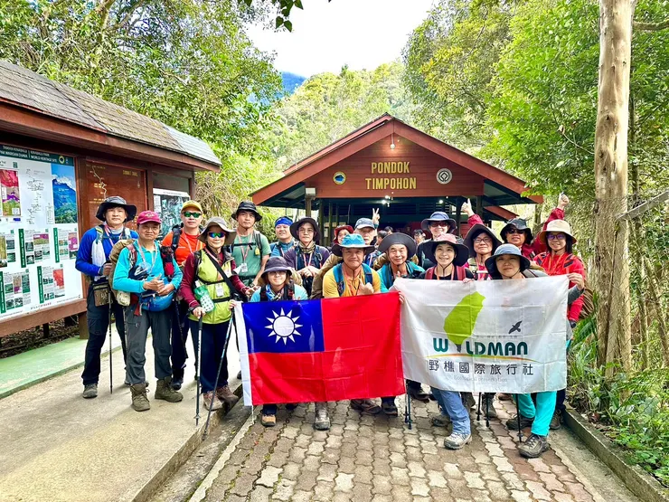 ▲2023年最後一天踏上Summit Trail ，於丁波漢登山口（Timpohon Gate）前團拍起登