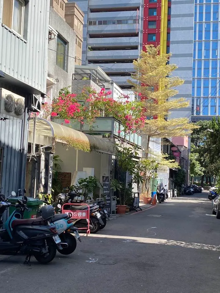 台中的巷弄沒有深不見底，反而有種靜謐感