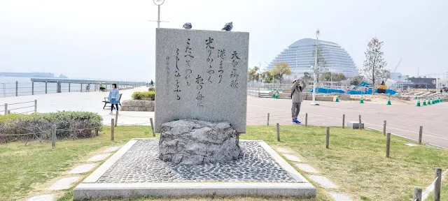 大意是在描寫 : 海港、風、天空與人的情感