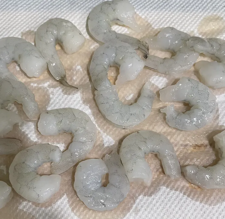 用廚房紙巾擦乾蝦仁