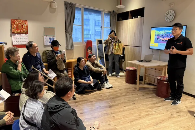 （圖說：新豐小作所主任詹炳松(右)歡迎韓國貴賓的蒞臨。）