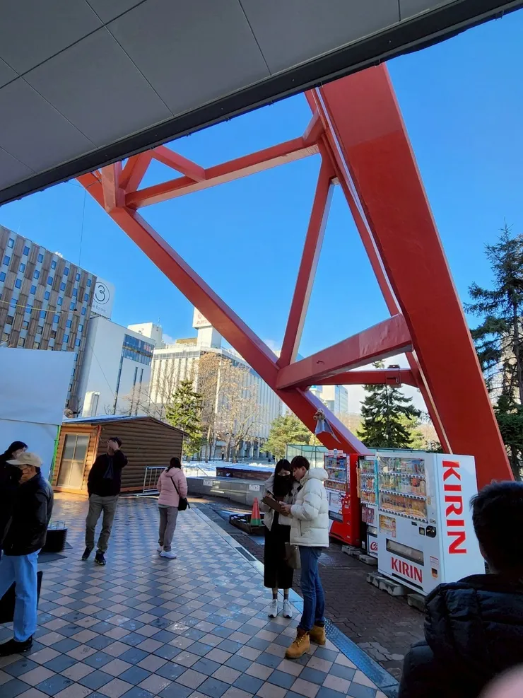 跟拿著EasyGo旗幟的人員確認名單