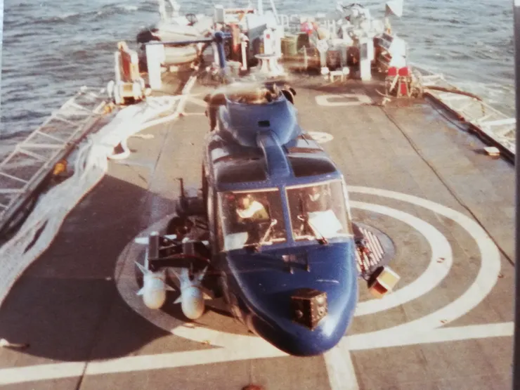 一架山貓HAS.2，右側掛架有兩枚海賊鷗反艦飛彈，左邊則有漢普頓.梅菲爾的干擾天線。