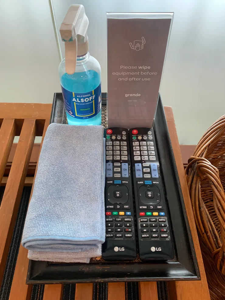 提供酒精、電視遙控器