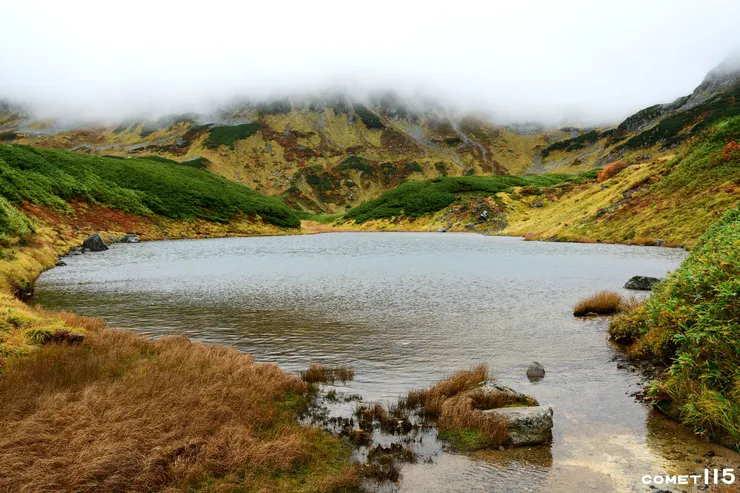 群山環繞的綠池