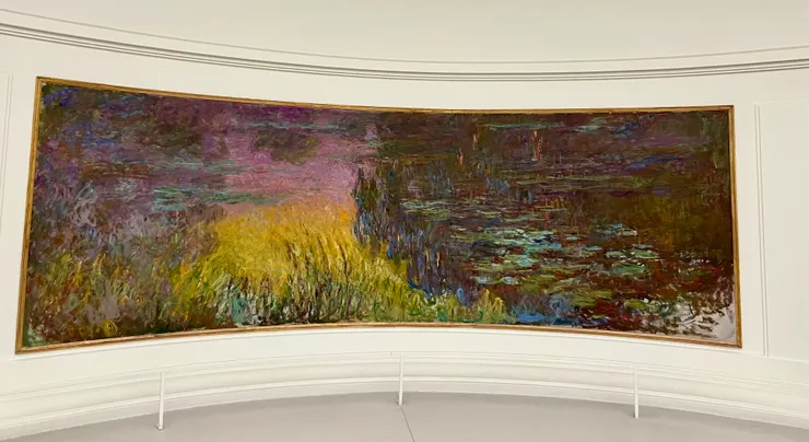 這幅名字叫「夕陽（setting sun）」，傍晚的光暈染黃了水池，柳樹在水中的倒影也依稀可見。