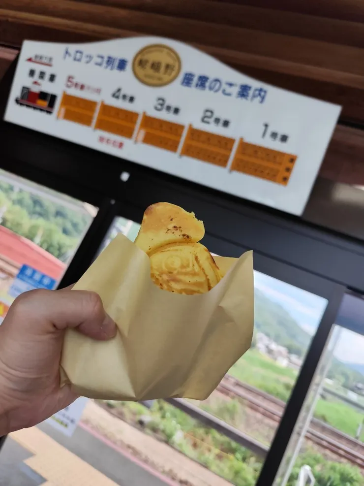 鯛魚燒我覺得它不是台灣鬆餅粉那種口感，吃起來比較綿密跟黏稠，老婆就吃不太慣這感覺，我個人覺得還好就是了