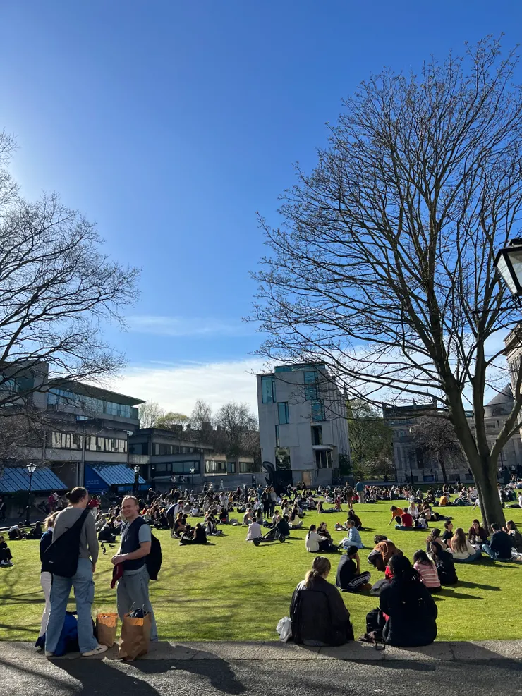 天氣好的時候，學生下課便會在校園綠地席地而坐，與三五好友一同享受陽光。  (Joy 攝於 Trinity College Dublin)
