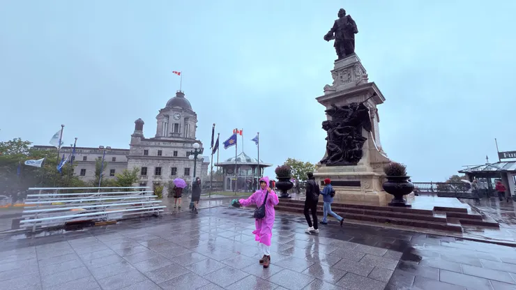 在市政廳廣場，風太強傘撐不住了。
