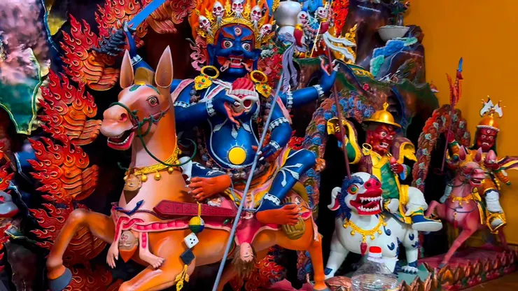 「大黑天」為藏傳佛教中的最強護法，具鎮煞破邪、斬斷業障、突破困境的力量，因此吸引世界各地的商人與信眾參拜。圖／直播主微糖＆AJ哥提供