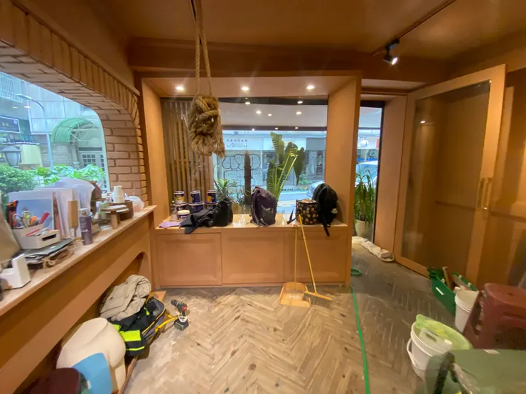 店面對外窗區的一些修繕，修補天花板跟牆面。