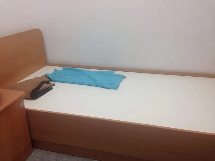 一期宿舍的單人床，附帶床邊櫃（不是每一間都有）