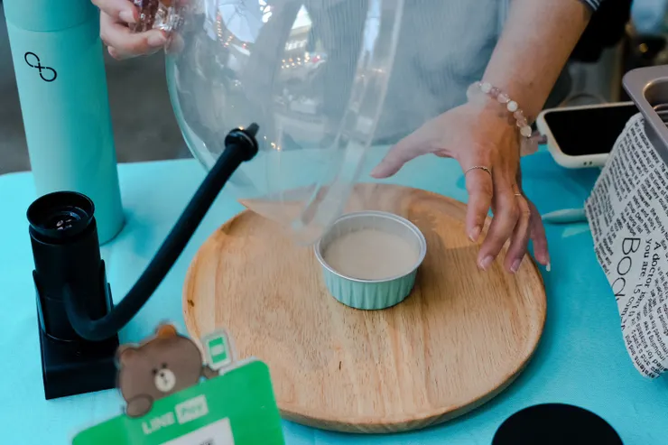 「那奶香中伴隨著煙薰香氣，無法言喻，增添了層次感！」