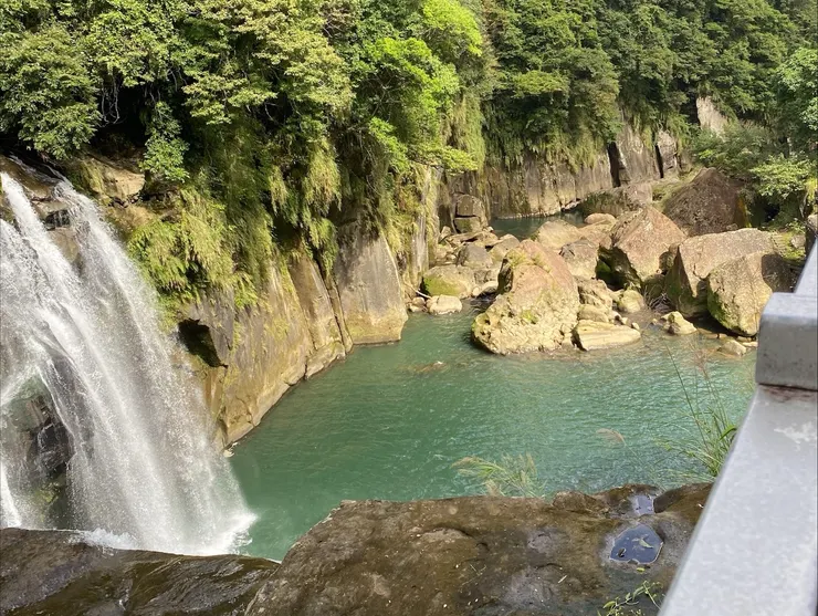 下游有巨石。（攝影：抱城。）