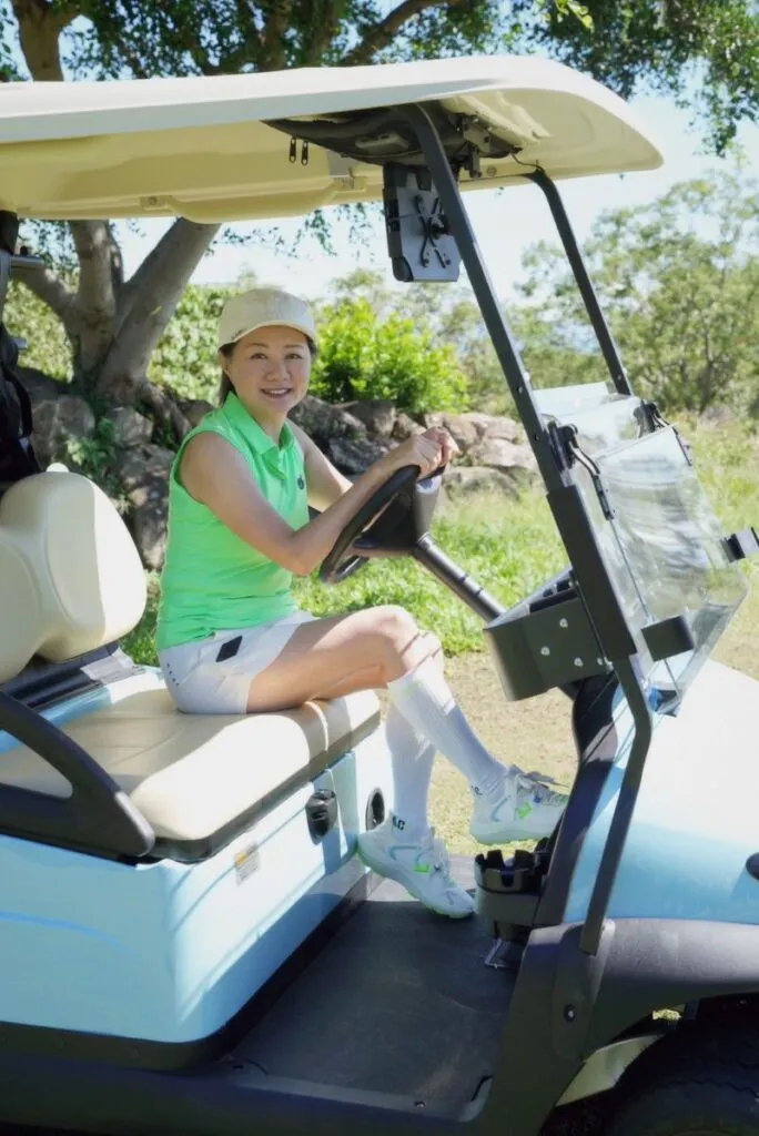 ▲北投國華高爾夫俱樂部副董事長何麗純宣布因應「無桿娣化」挑戰 首推全台環保綠能球車「小藍」
