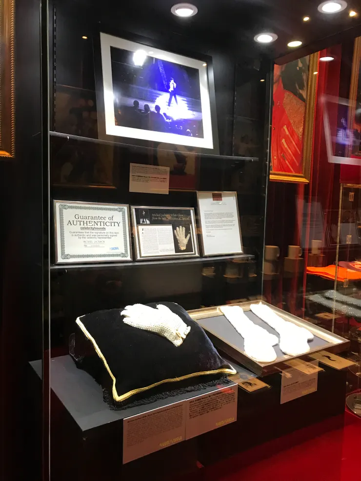 鎮館之寶的水晶手套和襪子依然在，沒有這兩件物品簡直不用再看。