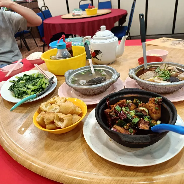 肉骨茶可以煮成湯，也可以乾炒成一道菜，主要食材有排骨、控肉和腸子。