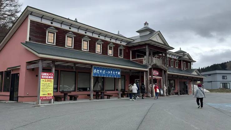 將車停放在大正浪漫館的停車場，然後換乘接駁巴士（1天500日圓）。