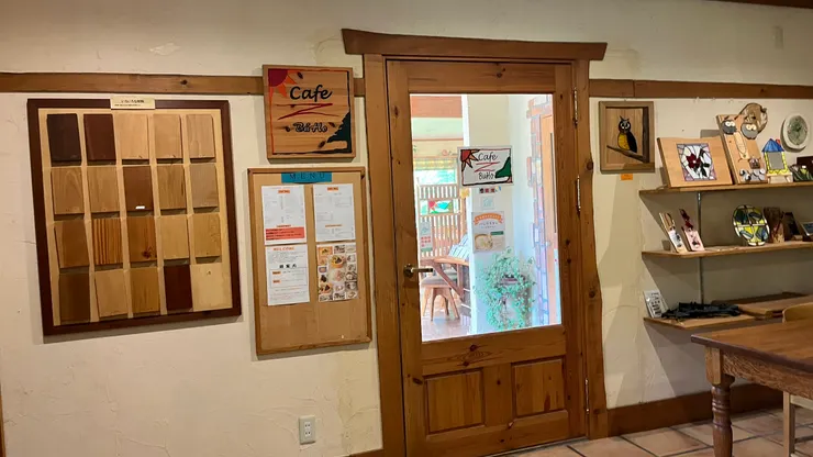 這間店屬於家具店和咖啡廳的複合空間。