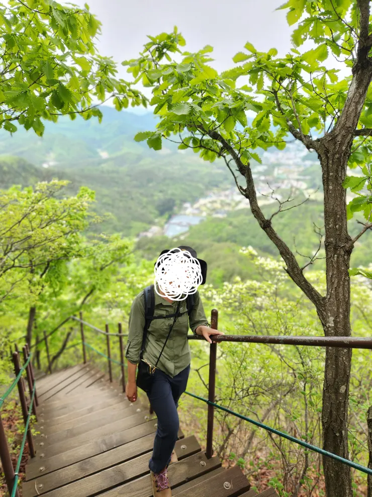 右行下山路，比上坡好走有木棧道