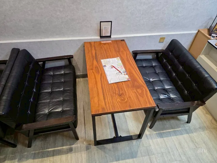 旁邊沙發座位好chill(休閒)