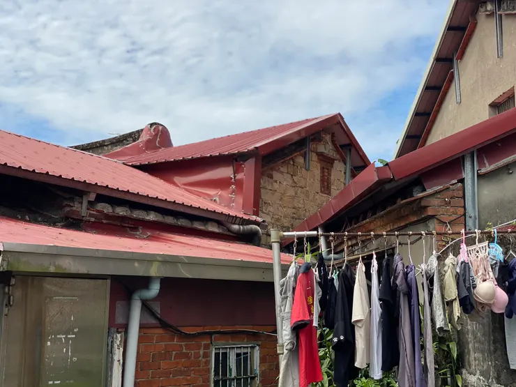 從山牆可看到原本的岩磚痕跡，是就地取材的建築材料，紅磚部分應該是後來才改建的