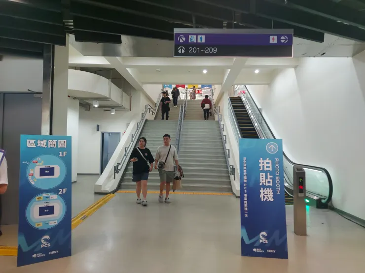 樓上兩翼都有擺放拍貼機，讓大家免費體驗一次賽後受訪的感覺。