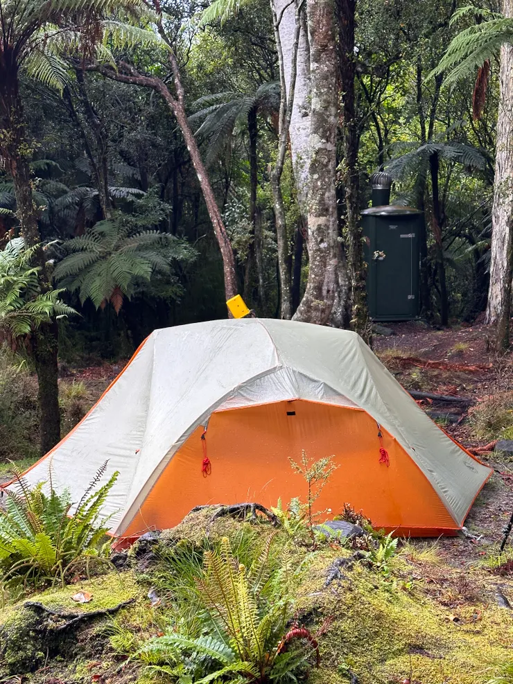特地選了個透空的區域，沒想到午後雷陣雨完全沒有遮蔽，所幸帳內物品一切都好。