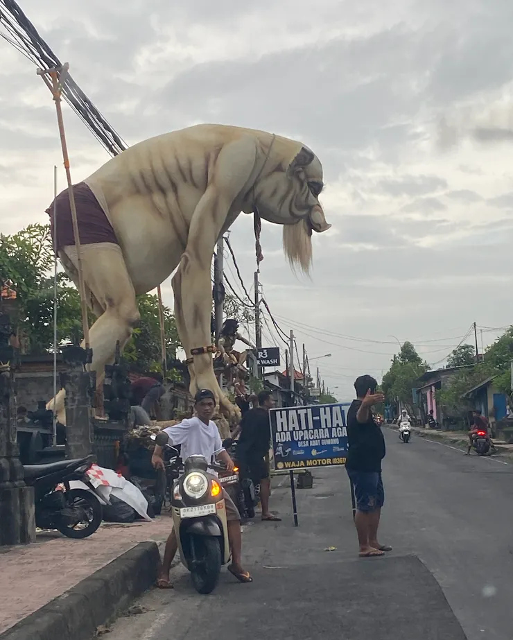 路上看到準備中的雕像