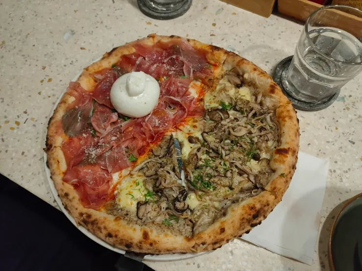 披薩本人，可以點半個不同口味