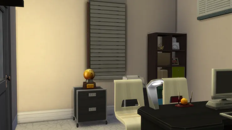 這位校長看來有很多球形的飾物。