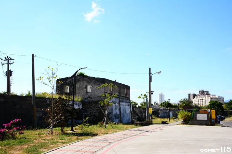 南門與西門間的附屬砲台上還有後期的房屋增建(福德宮前)