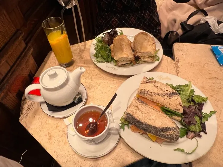 我們點了雞肉三明治和煙燻鮭魚三明治，還有果汁和茶。