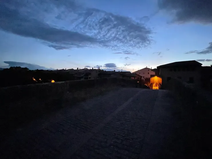 清晨的皇后橋鎮 (此為皇后橋上拍的清晨模樣)