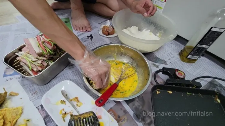 下鍋前先沾煎餅麵糊 | 圖片出自我太太部落格