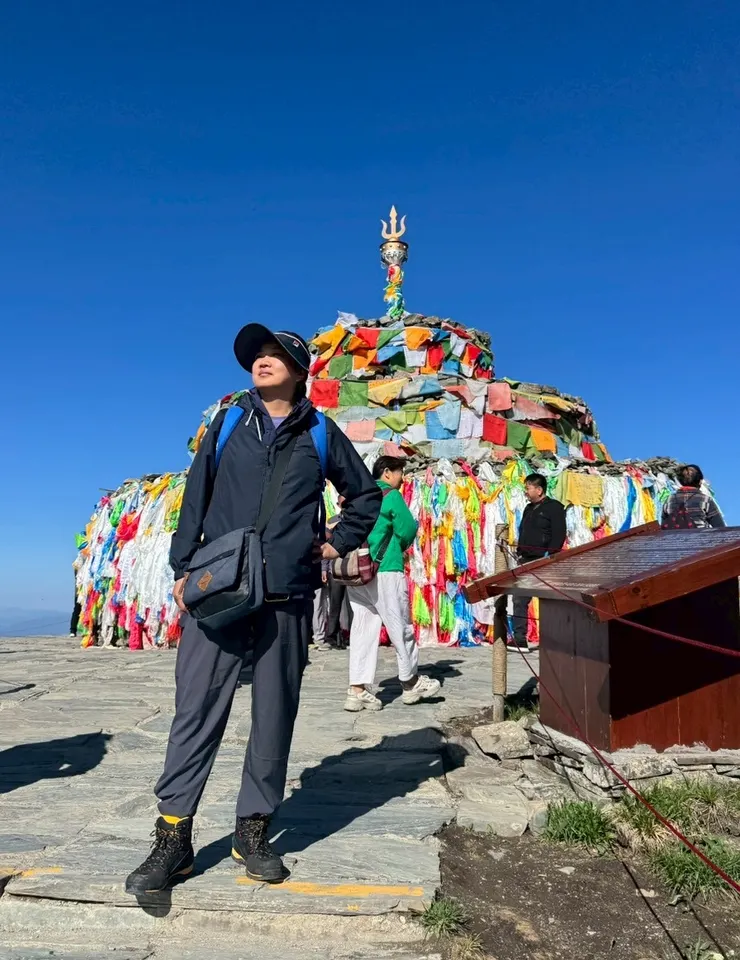 敖包以石堆為主，佈滿五色經幡，用來表示神靈居所或神山象徵，人們會定期繞行祭祀祈福，常見於西藏、新疆與蒙古等地