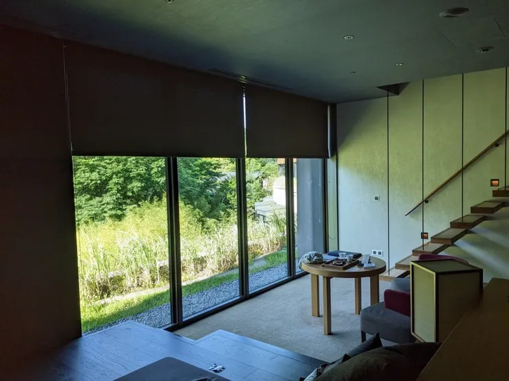 白天拉開窗簾是竹林風景，一張大床，樓上是泡澡池及衛浴