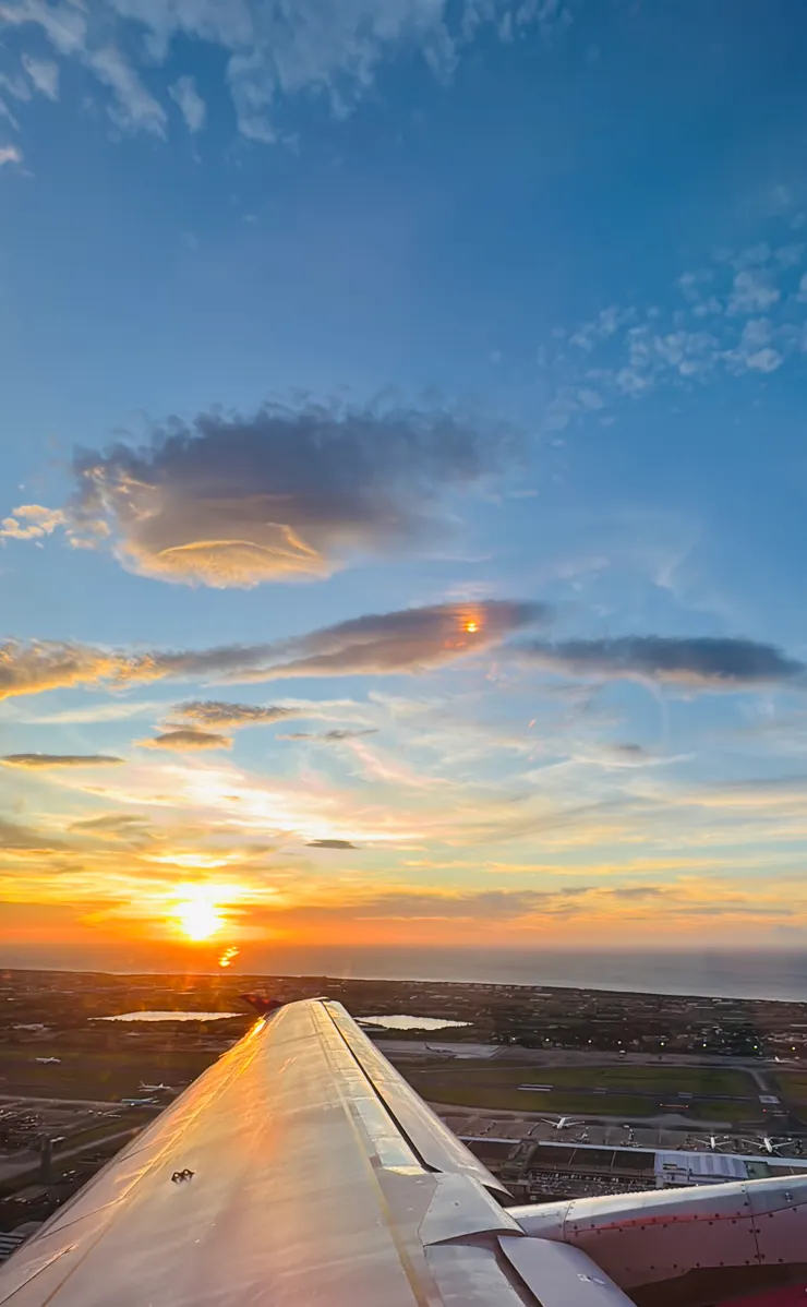 從飛機上看夕陽下的臺灣。