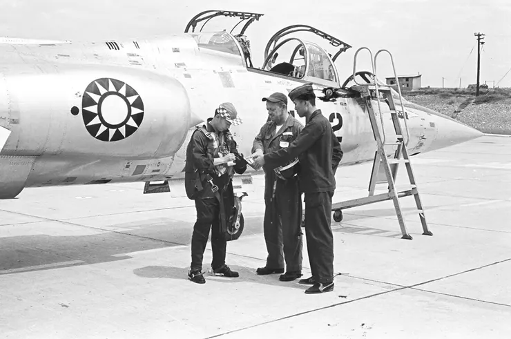 美援武器。1960年5月17日，首批美援星式雙人座戰鬥軍機F104抵台，並於隔日移交國軍，加入空軍健兒之設備行列。（圖片來源：國家文化記憶庫）