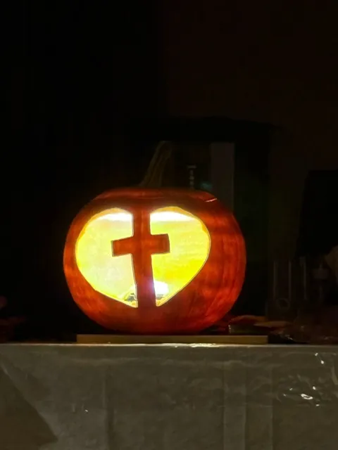 南瓜燈沒有鬼臉，卻充滿溫暖的聖愛。(photo credit: 筆者女兒夫妻倆的南瓜雕刻創作。）