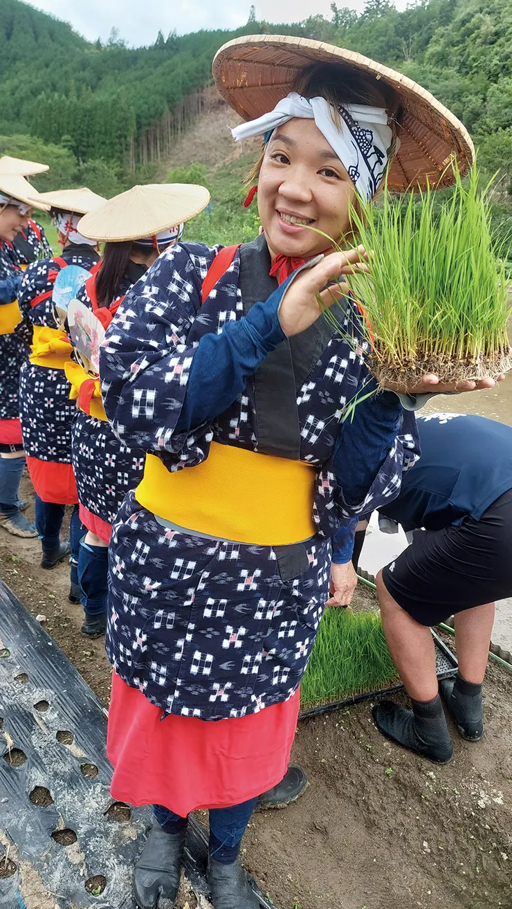 ▲台灣女團員循古制身著傳統服飾下田插秧。（楊文全／攝影）