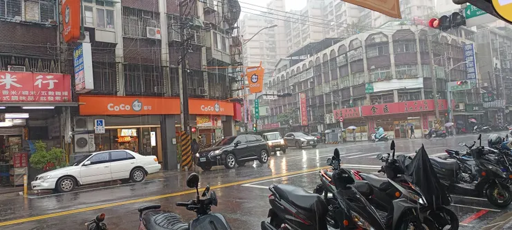 雨落甚，無由頭，恰如情生。