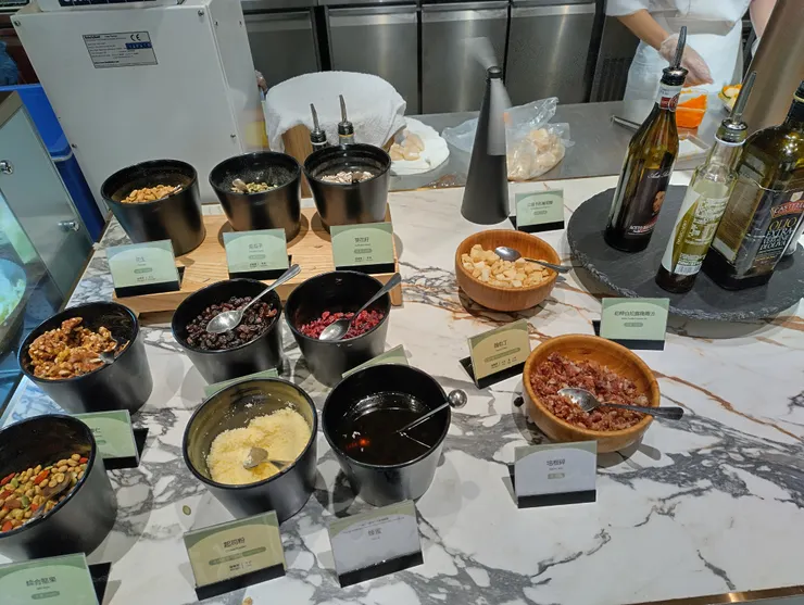 沙拉配料有很多