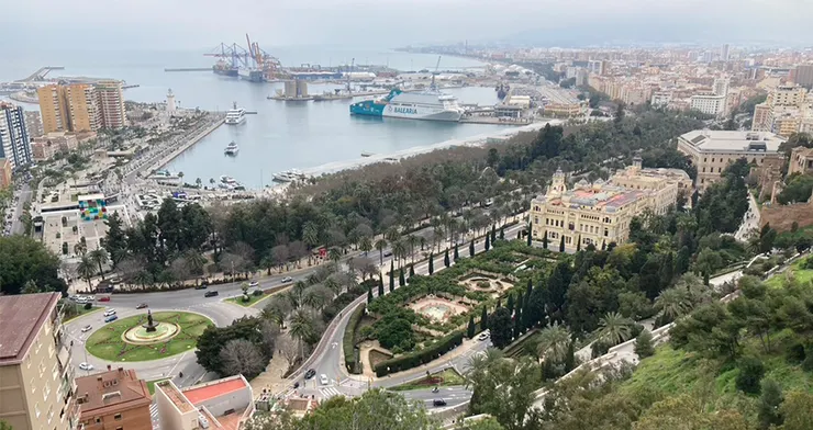 馬拉加港鳥瞰，左側從彩色正方體(龐畢度分館)到燈塔沿著岸邊走是Muelle Uno行人徒步區，而中間一整排樹的則是馬拉加公園。