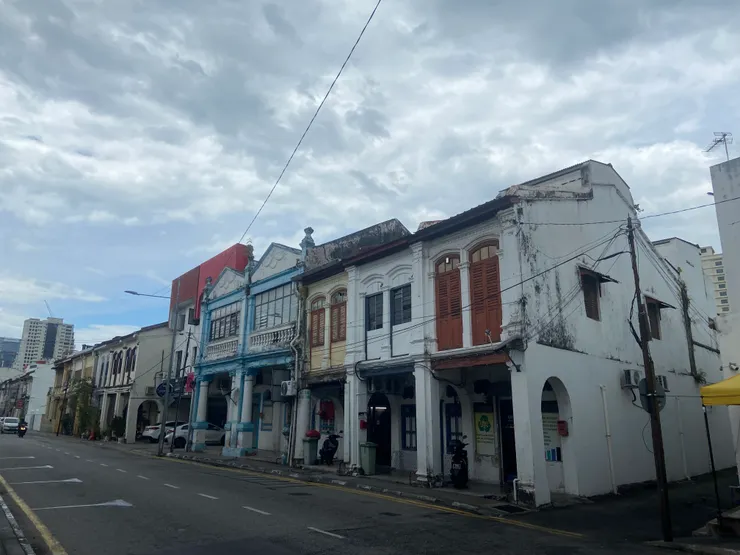 走進世界文化遺產區的老舊騎樓，心裡泛起一絲忐忑。我問自己：該繼續往下走嗎？
