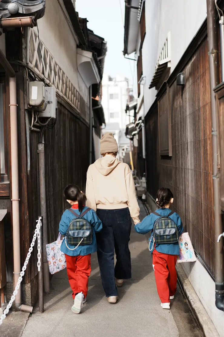 親子三人的背影，快樂上學去~