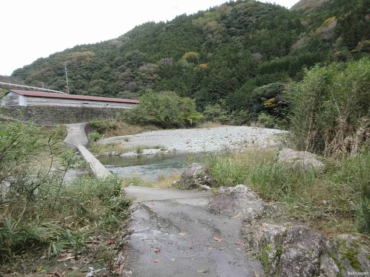 潛水橋，下方為鮎喰川（あくいがわ）
