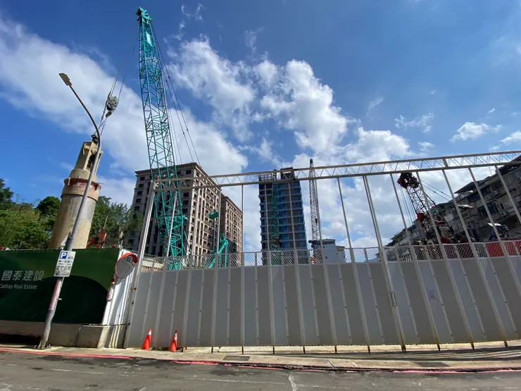 忠順里高家古厝，現在是國泰建設的大型建案基地